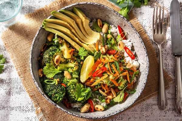 Mesa con ensalada colorida y alimentos frescos
